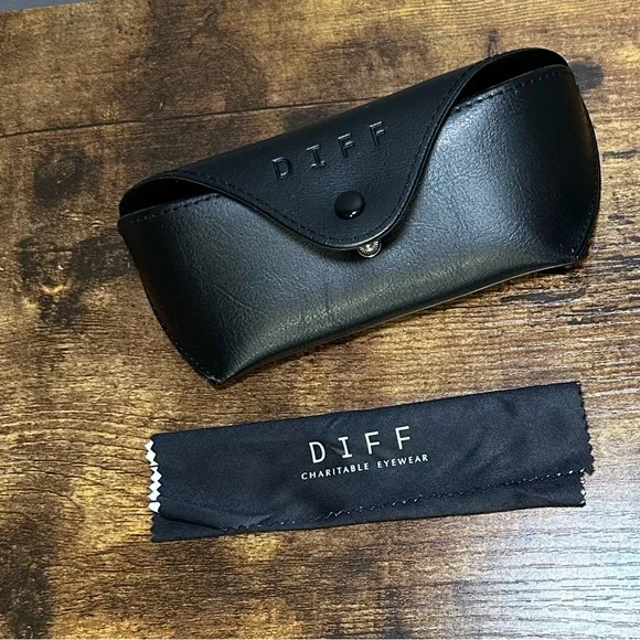 Diff Eyewear Black Sunglasses with Case - Picture 12 of 12